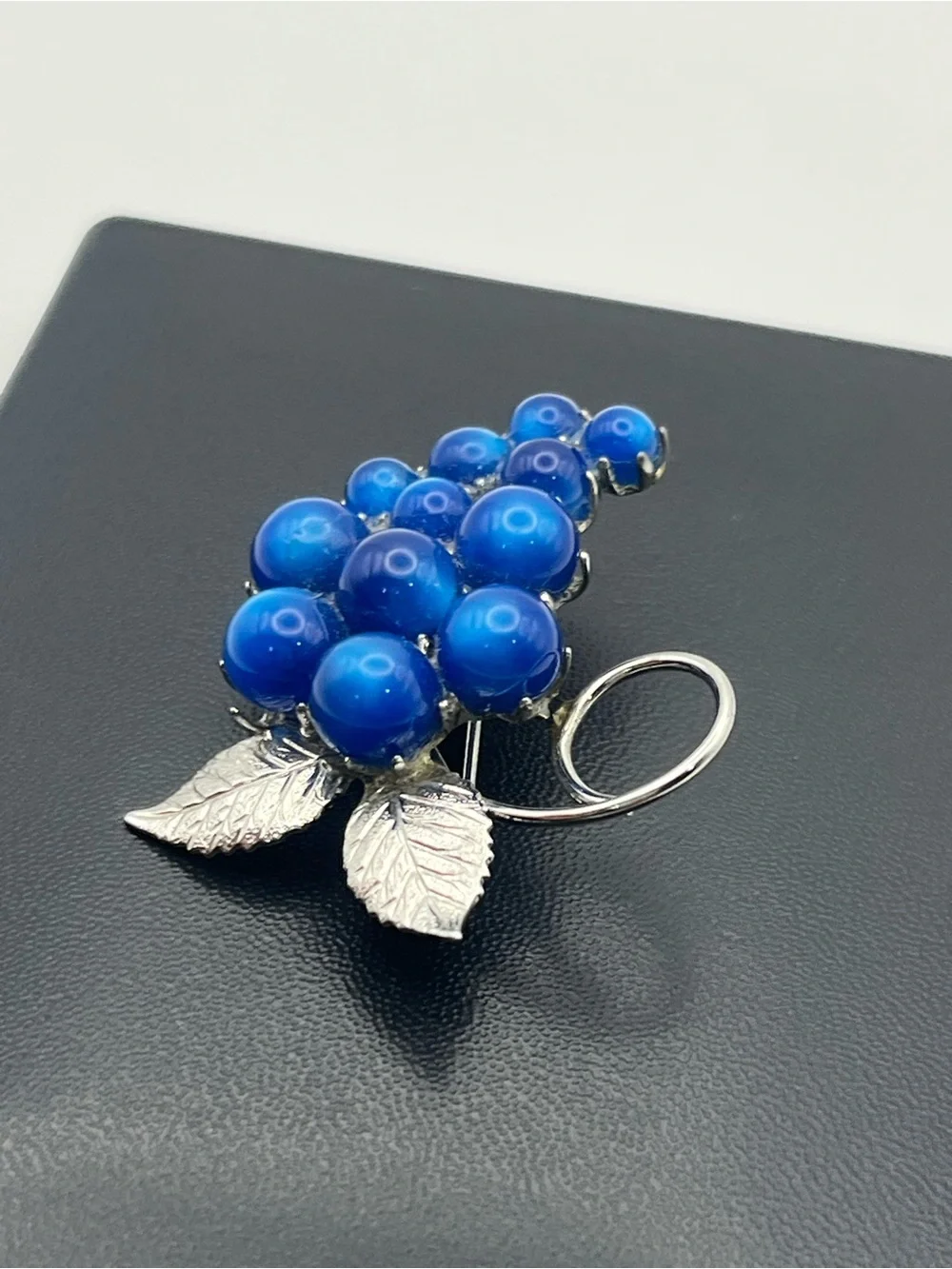 Blue moon glow lucite plastic grapes cluster silver tone brooch pin vintage